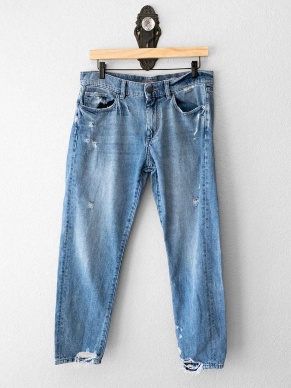 DL1961 Riley Tapered Boyfriend Jeans 28 Distressed Light Wash Denim Augusta